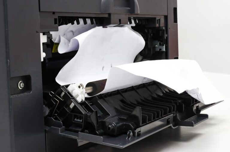 Un atasco de papel puede hacer que la impresora se desconecte